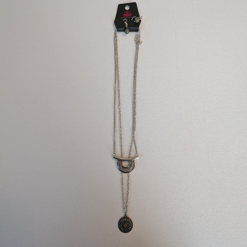 Paparazzi Necklace and Earring set